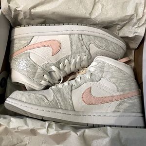 WMNS Air Jordan 1 mid SE